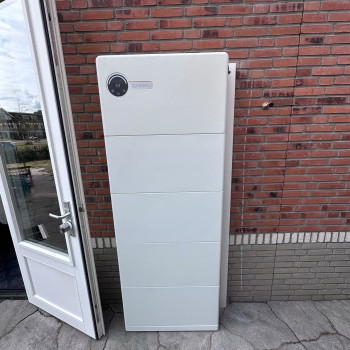 Witte thuisbatterij geïnstalleerd door J.J.C.